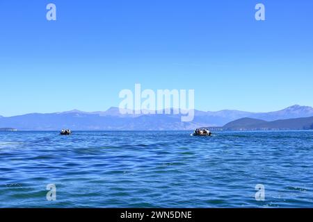 13. September 2023 - Prespa-See in Albanien: Touristen genießen eine Bootsfahrt mit albanischen Fischern Stockfoto