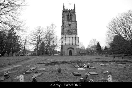 Der Schiefe Turm von South Cheshire in St. Tschad's, gotische Kirche in Wybunbury - ein denkmalgeschütztes Gebäude und ein nationales Kulturerbe. Stockfoto