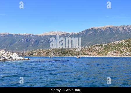 13. September 2023 - Prespa-See in Albanien: Touristen genießen eine Bootsfahrt mit albanischen Fischern Stockfoto