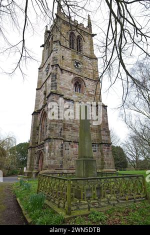 Der Schiefe Turm von South Cheshire in St. Tschad's, gotische Kirche in Wybunbury - ein denkmalgeschütztes Gebäude und ein nationales Kulturerbe. Stockfoto