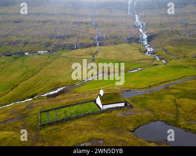 Blick aus der Vogelperspektive auf die Saksun Kirche und die Landschaft der Färöer Inseln Stockfoto