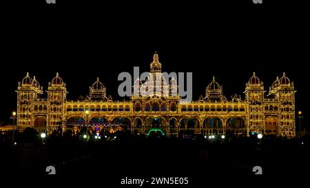 Der Mysore Palast ist voll beleuchtet von Tausenden von elektrischen Glühbirnen und ist der wichtigste Touristenort in Karnataka. Stockfoto