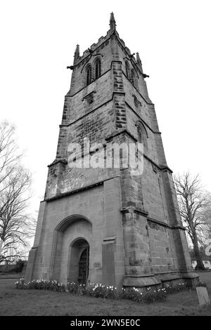 Der Schiefe Turm von South Cheshire in St. Tschad's, gotische Kirche in Wybunbury - ein denkmalgeschütztes Gebäude und ein nationales Kulturerbe. Stockfoto