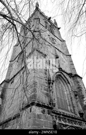 Der Schiefe Turm von South Cheshire in St. Tschad's, gotische Kirche in Wybunbury - ein denkmalgeschütztes Gebäude und ein nationales Kulturerbe. Stockfoto