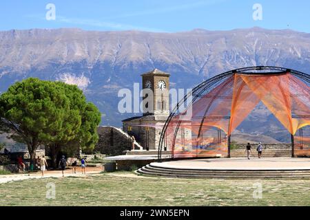 16. September 2023: Gjirokastra in Albanien: Die Menschen genießen die Burg des Zwillings von innen Stockfoto