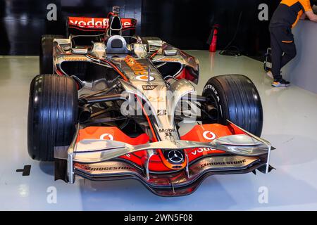 Der McLaren MP4-23 von 2008 in der Boxengasse während des Formel 1 Gulf Air Bahrain Grand Prix 2024, 1. Runde der FIA Formel-1-Weltmeisterschaft 2024 vom 29. Februar bis 2. März 2024 auf dem Bahrain International Circuit in Sakhir, Bahrain Stockfoto