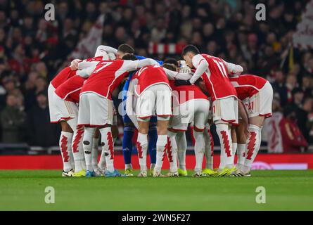 London, Großbritannien. Februar 2024. 25. Februar 2024 - Arsenal gegen Newcastle United - Premier League - Emirates Stadium Arsenal Team drängen sich vor dem Spiel. Bildnachweis: Mark Pain / Alamy Live News Stockfoto