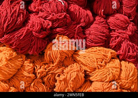 Rot-orange gefärbte Wolle auf einem Markt in Marokko Stockfoto