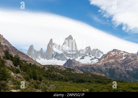 Bergkette Fitz Roy an einem sonnigen Tag mit blauem Himmel und kühlen Wolken. Er ist ein Berg in Patagonien an der Grenze zwischen Argentinien und Chile. Stockfoto