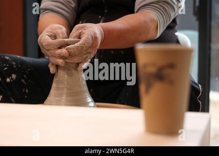 Namie, Fukushima, Japan. Februar 2024. Ein Töpfer macht Tonkeramik in der Werkstatt Toukichirougama im Obori-Bezirk Namie Town. Das Kernkraftwerk Fukushima Daiichi erlebte eine nukleare Katastrophe, die zur Evakuierung tausender Einwohner führte, nachdem das große Erdbeben in Ostjapan und der anschließende Tsunami die Präfekturen Miyagi, Iwate und Fukushima verwüstet hatten. Ein Jahrzehnt nach der Aufhebung des Evakuierungsbefehls des Bezirks Miyakoji in Tamura City war das erste Gebiet, in dem Beschränkungen aus einem Radius von 20 Kilometern des Kernkraftwerks von TEPCO in Fukushima aufgehoben wurden Stockfoto