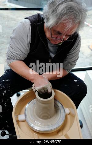 Namie, Fukushima, Japan. Februar 2024. Ein Töpfer macht Tonkeramik in der Werkstatt Toukichirougama im Obori-Bezirk Namie Town. Das Kernkraftwerk Fukushima Daiichi erlebte eine nukleare Katastrophe, die zur Evakuierung tausender Einwohner führte, nachdem das große Erdbeben in Ostjapan und der anschließende Tsunami die Präfekturen Miyagi, Iwate und Fukushima verwüstet hatten. Ein Jahrzehnt nach der Aufhebung des Evakuierungsbefehls des Bezirks Miyakoji in Tamura City war das erste Gebiet, in dem Beschränkungen aus einem Radius von 20 Kilometern des Kernkraftwerks von TEPCO in Fukushima aufgehoben wurden Stockfoto