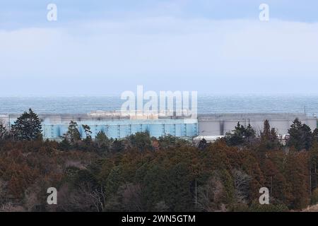 Futaba, Fukushima, Japan. Februar 2024. Blick auf das Kernkraftwerk Fukushima Daiichi (Blöcke 1 bis 4) vom Zwischenlager in Futaba Town. Das Kernkraftwerk Fukushima Daiichi erlebte eine nukleare Katastrophe, die zur Evakuierung tausender Einwohner führte, nachdem das große Erdbeben in Ostjapan und der anschließende Tsunami die Präfekturen Miyagi, Iwate und Fukushima verwüstet hatten. Ein Jahrzehnt nach der Aufhebung des Evakuierungsbefehls des Bezirks Miyakoji in Tamura City war das erste Gebiet, in dem Beschränkungen aus einem Radius von 20 Kilometern um TEPCO's atomwaffenlager aufgehoben wurden Stockfoto