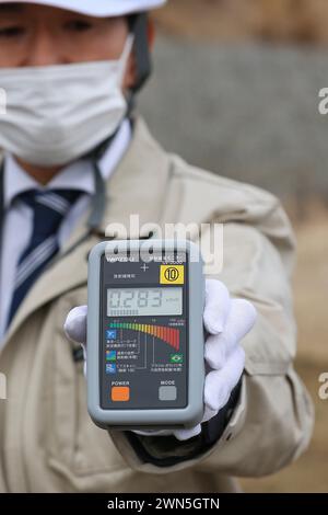 Futaba, Fukushima, Japan. Februar 2024. Ein Mitarbeiter überwacht die Strahlungswerte mit einem SV-2000-Strahlungsmonitor (Strahlungsmesser) in der Interim Storage Facility in Futaba Town. Das Kernkraftwerk Fukushima Daiichi erlebte eine nukleare Katastrophe, die zur Evakuierung tausender Einwohner führte, nachdem das große Erdbeben in Ostjapan und der anschließende Tsunami die Präfekturen Miyagi, Iwate und Fukushima verwüstet hatten. Ein Jahrzehnt nach der Aufhebung des Evakuierungsbefehls des Bezirks Miyakoji in Tamura City war das erste Gebiet, in dem Beschränkungen aus einem Radius von 20 Kilometern aufgehoben wurden Stockfoto