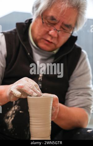 Namie, Fukushima, Japan. Februar 2024. Ein Töpfer macht Tonkeramik in der Werkstatt Toukichirougama im Obori-Bezirk Namie Town. Das Kernkraftwerk Fukushima Daiichi erlebte eine nukleare Katastrophe, die zur Evakuierung tausender Einwohner führte, nachdem das große Erdbeben in Ostjapan und der anschließende Tsunami die Präfekturen Miyagi, Iwate und Fukushima verwüstet hatten. Ein Jahrzehnt nach der Aufhebung des Evakuierungsbefehls des Bezirks Miyakoji in Tamura City war das erste Gebiet, in dem Beschränkungen aus einem Radius von 20 Kilometern des Kernkraftwerks von TEPCO in Fukushima aufgehoben wurden Stockfoto