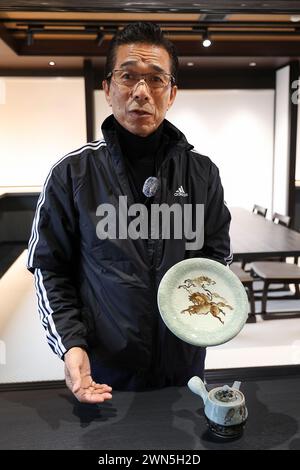 Namie, Fukushima, Japan. Februar 2024. Manabu Kondo beschreibt den traditionellen Töpferstil in der Werkstatt Toukichirougama im Obori-Bezirk Namie Town. Das Kernkraftwerk Fukushima Daiichi erlebte eine nukleare Katastrophe, die zur Evakuierung tausender Einwohner führte, nachdem das große Erdbeben in Ostjapan und der anschließende Tsunami die Präfekturen Miyagi, Iwate und Fukushima verwüstet hatten. Ein Jahrzehnt nach der Aufhebung des Evakuierungsbefehls des Bezirks Miyakoji in Tamura City war das erste Gebiet, in dem Beschränkungen aus einem Radius von 20 Kilometern um TEPCO's Kernkraftwerk aufgehoben wurden Stockfoto