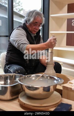 Namie, Fukushima, Japan. Februar 2024. Ein Töpfer macht Tonkeramik in der Werkstatt Toukichirougama im Obori-Bezirk Namie Town. Das Kernkraftwerk Fukushima Daiichi erlebte eine nukleare Katastrophe, die zur Evakuierung tausender Einwohner führte, nachdem das große Erdbeben in Ostjapan und der anschließende Tsunami die Präfekturen Miyagi, Iwate und Fukushima verwüstet hatten. Ein Jahrzehnt nach der Aufhebung des Evakuierungsbefehls des Bezirks Miyakoji in Tamura City war das erste Gebiet, in dem Beschränkungen aus einem Radius von 20 Kilometern des Kernkraftwerks von TEPCO in Fukushima aufgehoben wurden Stockfoto