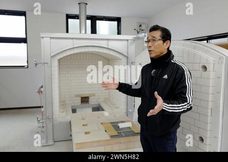 Namie, Fukushima, Japan. Februar 2024. Manabu Kondo beschreibt den traditionellen Töpferstil in der Werkstatt Toukichirougama im Obori-Bezirk Namie Town. Das Kernkraftwerk Fukushima Daiichi erlebte eine nukleare Katastrophe, die zur Evakuierung tausender Einwohner führte, nachdem das große Erdbeben in Ostjapan und der anschließende Tsunami die Präfekturen Miyagi, Iwate und Fukushima verwüstet hatten. Ein Jahrzehnt nach der Aufhebung des Evakuierungsbefehls des Bezirks Miyakoji in Tamura City war das erste Gebiet, in dem Beschränkungen aus einem Radius von 20 Kilometern um TEPCO's Kernkraftwerk aufgehoben wurden Stockfoto