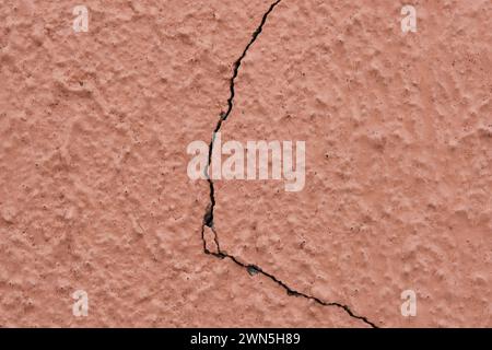 Risse an der Putzwand. Bau- und Renovierungsarbeiten Stockfoto