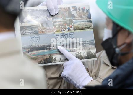 Futaba, Fukushima, Japan. Februar 2024. Ein Mitarbeiter weist auf das Kernkraftwerk Fukushima Daiichi im Interimsspeicher in Futaba hin. Das Kernkraftwerk Fukushima Daiichi erlebte eine nukleare Katastrophe, die zur Evakuierung tausender Einwohner führte, nachdem das große Erdbeben in Ostjapan und der anschließende Tsunami die Präfekturen Miyagi, Iwate und Fukushima verwüstet hatten. Ein Jahrzehnt nach der Aufhebung des Evakuierungsbefehls des Bezirks Miyakoji in Tamura City war das erste Gebiet, in dem Beschränkungen aus einem Radius von 20 Kilometern von TEPCO-Kernkraftwerk aufgehoben wurden Stockfoto