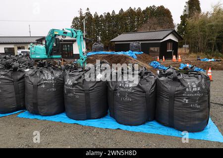 Namie, Fukushima, Japan. Februar 2024. Schwarze Säcke mit kontaminiertem Boden sind vor der Toukichirougama-Werkstatt im Obori-Bezirk Namie-Stadt zu sehen. Das Kernkraftwerk Fukushima Daiichi erlebte eine nukleare Katastrophe, die zur Evakuierung tausender Einwohner führte, nachdem das große Erdbeben in Ostjapan und der anschließende Tsunami die Präfekturen Miyagi, Iwate und Fukushima verwüstet hatten. Ein Jahrzehnt nach der Aufhebung des Evakuierungsbefehls des Bezirks Miyakoji in Tamura City war das erste Gebiet, in dem Beschränkungen aus einem Radius von 20 Kilometern der Kernenergie von TEPCO aufgehoben wurden Stockfoto