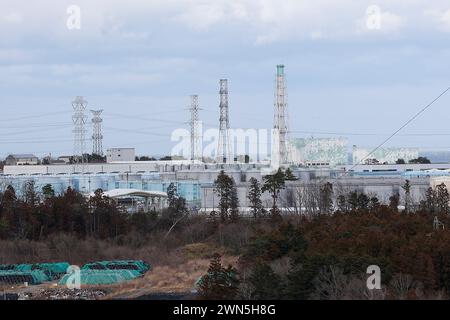 Futaba, Fukushima, Japan. Februar 2024. Blick auf das Kernkraftwerk Fukushima Daiichi (Blöcke 6 und 5) von der Interimslageranlage in Futaba Town. Das Kernkraftwerk Fukushima Daiichi erlebte eine nukleare Katastrophe, die zur Evakuierung tausender Einwohner führte, nachdem das große Erdbeben in Ostjapan und der anschließende Tsunami die Präfekturen Miyagi, Iwate und Fukushima verwüstet hatten. Ein Jahrzehnt nach der Aufhebung des Evakuierungsbefehls des Bezirks Miyakoji in Tamura City war das erste Gebiet, in dem Beschränkungen aus einem Radius von 20 Kilometern um TEPCO's Kernkraftwerk aufgehoben wurden Stockfoto