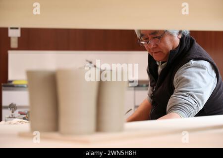 Namie, Fukushima, Japan. Februar 2024. Ein Töpfer macht Tonkeramik in der Werkstatt Toukichirougama im Obori-Bezirk Namie Town. Das Kernkraftwerk Fukushima Daiichi erlebte eine nukleare Katastrophe, die zur Evakuierung tausender Einwohner führte, nachdem das große Erdbeben in Ostjapan und der anschließende Tsunami die Präfekturen Miyagi, Iwate und Fukushima verwüstet hatten. Ein Jahrzehnt nach der Aufhebung des Evakuierungsbefehls des Bezirks Miyakoji in Tamura City war das erste Gebiet, in dem Beschränkungen aus einem Radius von 20 Kilometern des Kernkraftwerks von TEPCO in Fukushima aufgehoben wurden Stockfoto