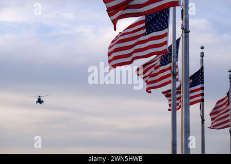 Marine One der Hubschrauber mit dem Präsidenten der Vereinigten Staaten, der über die National Mall fliegt, mit US-Flaggen im Vordergrund.Washington DC.USA Stockfoto