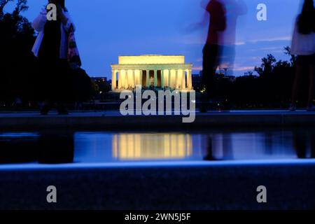 Der Nachtblick auf das Lincoln Memorial mit dem reflektierenden Pool im Vordergrund. Washington DC.USA Stockfoto