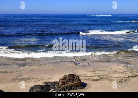 19. November 2023: Puerto de la Cruz, Jandia, Fuerteventura in Spanien: Menschen am felsigen Playa de los Ojos - Los Ojos Beach Stockfoto