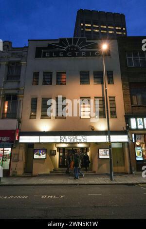 Station Street, Birmingham, 29. Februar 2024 - The Electric ist Großbritanniens ältestes Kino, gegenüber der New Street Station in Birmingham, England, ist heute Abend (29. Februar) für eine Nacht geöffnet, da die Mitarbeiter bestätigen, dass sie nach 115 Jahren Filmvorführung geschlossen werden. Der Film wurde 1909 in der Station Street eröffnet, mit dem ersten Stummfilm am 27. Dezember desselben Jahres. Es war das erste Kino in Birmingham und ist das älteste funktionierende Kino des Landes. Die Angestellten sagten, die Schließung sei, weil sie nicht in der Lage waren, einen neuen Mietvertrag zu vereinbaren, und das Gebäude solle „für immer geschlossen“ werden und könnte sogar innerhalb von 18 Monaten gesperrt werden Stockfoto