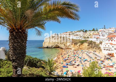 Blick auf die Küste und den wunderschönen portugiesischen Strand Praia de Carvoeiro in der Nähe der Lagoa im Sommer, Algarve Portugal Stockfoto