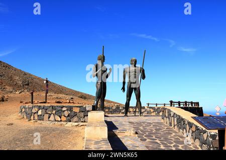 20. November 2023: Betancuria, Fuerteventura in Spanien: Statuen von Guise und Ayose, erste Könige von Fuerteventura, Ganzkörperstatuen, Kanarische Inseln Stockfoto