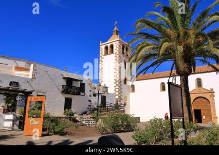 20. November 2023: Betancuria, Fuerteventura in Spanien: Die berühmte Kathedrale Santa Maria im Zentrum des Dorfes Stockfoto