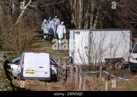 Pitilie, in der Nähe von Aberfeldy, Großbritannien. Februar 2024. Hier ist die Polizei Schottlands Forensik, die den Tatort von Brian Low auf dem sehr beliebten Fußweg durchsucht. Die Teams mit weißen Anzügen sind auf Händen und Knien und suchen methodisch jeden Zentimeter der Szene. Die ganze Szene wurde abgeschnitten und wird Tage dauern, bis sie durchsucht wird. Quelle: JASPERIMAGE/Alamy Live News Stockfoto