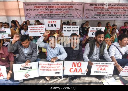 GUWAHATI, INDIEN-29. FEBRUAR: Aktivisten von Krishak Mukti Sangram Samity (KMSS) veranstalten eine Protestdemonstration gegen das Citizenship Amendment Act (CAA) in Guwahati, 29. Februar 2024. Stockfoto