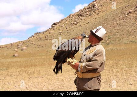 27. August 2023: Bokonbayevo, Provinz Issyk Kul in Kirgisistan: Ein kirgisischer Adlerjäger mit seinem Adler Stockfoto