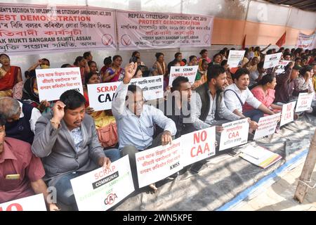 GUWAHATI, INDIEN-29. FEBRUAR: Aktivisten von Krishak Mukti Sangram Samity (KMSS) veranstalten eine Protestdemonstration gegen das Citizenship Amendment Act (CAA) in Guwahati, 29. Februar 2024. Stockfoto