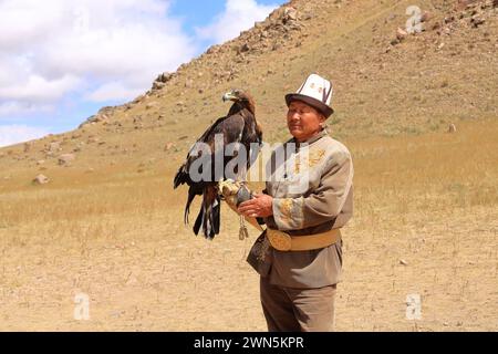 27. August 2023: Bokonbayevo, Provinz Issyk Kul in Kirgisistan: Ein kirgisischer Adlerjäger mit seinem Adler Stockfoto