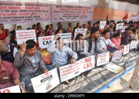 GUWAHATI, INDIEN-29. FEBRUAR: Aktivisten von Krishak Mukti Sangram Samity (KMSS) veranstalten eine Protestdemonstration gegen das Citizenship Amendment Act (CAA) in Guwahati, 29. Februar 2024. Stockfoto