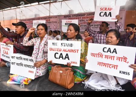 GUWAHATI, INDIEN-29. FEBRUAR: Aktivisten von Krishak Mukti Sangram Samity (KMSS) veranstalten eine Protestdemonstration gegen das Citizenship Amendment Act (CAA) in Guwahati, 29. Februar 2024. Stockfoto