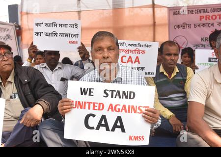 GUWAHATI, INDIEN-29. FEBRUAR: Aktivisten von Krishak Mukti Sangram Samity (KMSS) veranstalten eine Protestdemonstration gegen das Citizenship Amendment Act (CAA) in Guwahati, 29. Februar 2024. Stockfoto