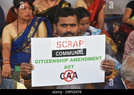 GUWAHATI, INDIEN-29. FEBRUAR: Aktivisten von Krishak Mukti Sangram Samity (KMSS) veranstalten eine Protestdemonstration gegen das Citizenship Amendment Act (CAA) in Guwahati, 29. Februar 2024. Stockfoto