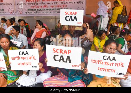 GUWAHATI, INDIEN-29. FEBRUAR: Aktivisten von Krishak Mukti Sangram Samity (KMSS) veranstalten eine Protestdemonstration gegen das Citizenship Amendment Act (CAA) in Guwahati, 29. Februar 2024. Stockfoto