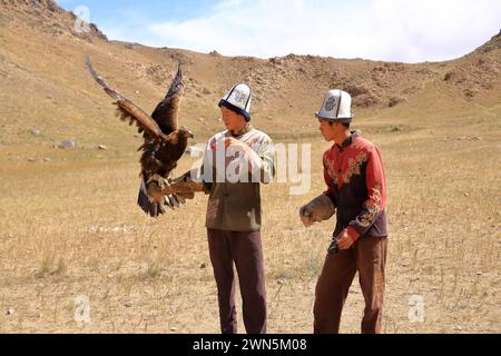 27. August 2023: Bokonbayevo, Provinz Issyk Kul in Kirgisistan: Kirgisische Adlerjäger demonstrieren eine Adlerjagd Stockfoto