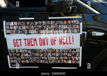 Beit Guvrin, Israel. Februar 2024. Ein Poster auf einem Auto in Beit Guvrin, Zentralisrael am 29. Februar 2024, fordert, dass sie aus der "Hölle" befreit werden. Rund 500 Israelis marschieren heute am zweiten Tag ihres marsches von den Grenzgemeinden des Gazastreifens nach Jerusalem und rufen die Regierung auf, die Geiseln zu befreien, die seit dem Mordanschlag der Hamas am 7. Oktober 2023, also vor mehr als vier vollen Monaten, festgehalten wurden. Foto von Jim Hollander/UPI Credit: UPI/Alamy Live News Stockfoto