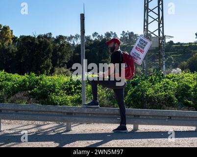 Beit Guvrin, Israel. Februar 2024. Ein israelischer Marscher ruht am Straßenrand nahe Beit Guvrin in Zentralisrael am 29. Februar 2024 während eines marsches von den Gemeinden des Gazastreifens nach Jerusalem. Etwa 500 Demonstranten und Familienangehörige von Geiseln, die im Gazastreifen festgehalten wurden, marschieren nach Jerusalem und rufen die Regierung auf, sie nach Hause zu bringen, da sie von Hamas-Terroristen während ihrer mörderischen Ausschreitungen am 7. Oktober 2024 als Geiseln gefangen genommen wurden. Foto von Jim Hollander/UPI Credit: UPI/Alamy Live News Stockfoto