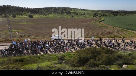 Beit Guvrin, Israel. März 2024. Ein Bild mit einer Drohne zeigt Israelis, die am 29. Februar 2024 durch hügeliges Land außerhalb von Beit Guvrin in Zentralisrael marschieren, während sie einen weiteren Tag des Marschens von den Gemeinden des Gazastreifens nach Jerusalem absolvieren. Etwa 500 Demonstranten und Familienangehörige von Geiseln, die im Gazastreifen festgehalten wurden, marschieren nach Jerusalem und rufen die Regierung auf, sie nach Hause zu bringen, da sie von Hamas-Terroristen während ihrer mörderischen Ausschreitungen am 7. Oktober 2024 als Geiseln gefangen genommen wurden. Foto von Jim Hollander/UPI Credit: UPI/Alamy Live News Stockfoto