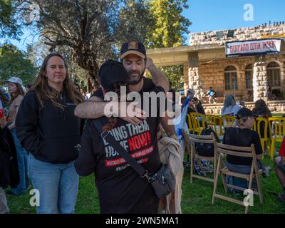 Beit Guvrin, Israel. Februar 2024. Israelis, die Familienangehörige von Geiseln sind, die im Gazastreifen festgehalten wurden, umarmen sich am 29. Februar 2024 in Beit Guvrin, Zentralisrael, als sie einen weiteren Tag des Marschens von den Gemeinden des Gazastreifens nach Jerusalem absolvieren. Etwa 500 Demonstranten und Familienangehörige von Geiseln, die im Gazastreifen festgehalten wurden, marschieren nach Jerusalem und rufen die Regierung auf, sie nach Hause zu bringen, da sie von Hamas-Terroristen während ihrer mörderischen Ausschreitungen am 7. Oktober 2024 als Geiseln gefangen genommen wurden. Foto von Jim Hollander/UPI Credit: UPI/Alamy Live News Stockfoto