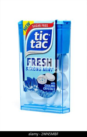 Nahaufnahme einer ungeöffneten Packung zuckerfreier, frischer Strong Mint Tic TAC mit kühlenden Kristallen, isoliert auf weißem Hintergrund Stockfoto