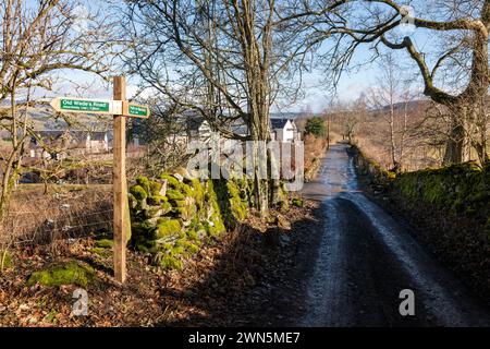 Pitilie, in der Nähe von Aberfeldy, Großbritannien. Februar 2024. Hier ist die Polizei Schottlands Forensik, die den Tatort von Brian Low auf dem sehr beliebten Fußweg durchsucht. Die Teams mit weißen Anzügen sind auf Händen und Knien und suchen methodisch jeden Zentimeter der Szene. Die ganze Szene wurde abgeschnitten und wird Tage dauern, bis sie durchsucht wird. Quelle: JASPERIMAGE/Alamy Live News Stockfoto